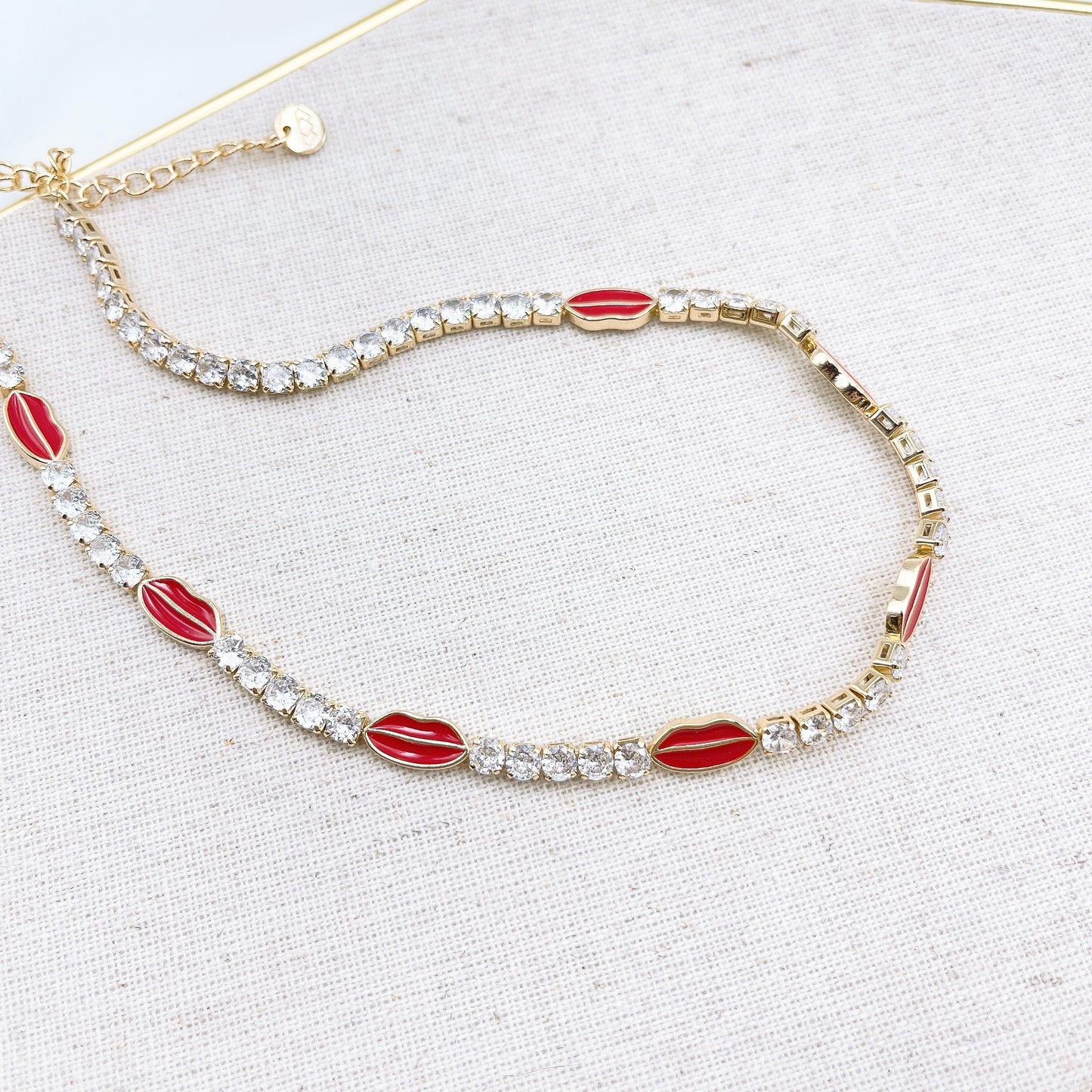 Red kiss chocker