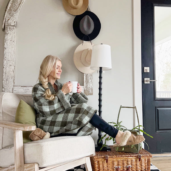 Modern Scalloped Base Floor Lamp