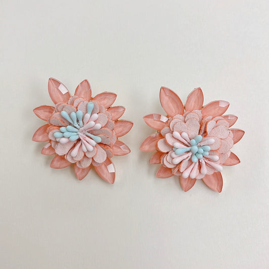 Oversize peach stud D42