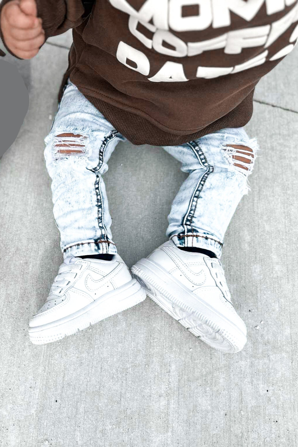 DISTRESSED JEANS - LIGHT WASH